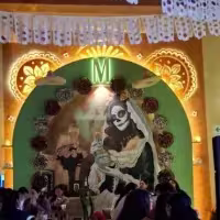 La imagen muestra un mural con la figura de una catrina