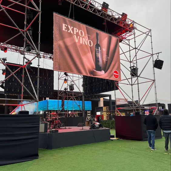 En la imagen se ve el cartel de Expo Vino en grande arriba del escenario.