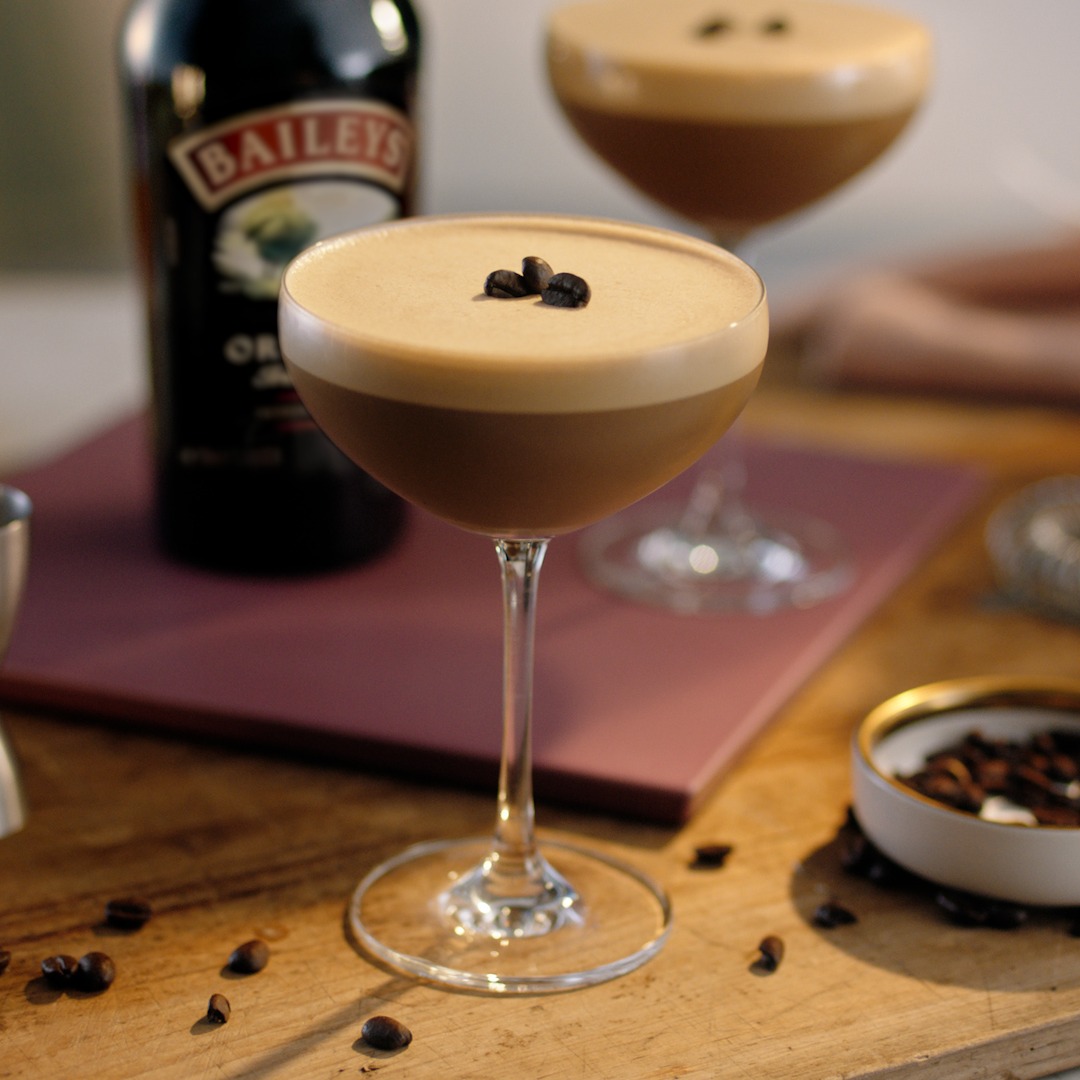 Un Baileys espresso martini con una guarnición de granos de café.