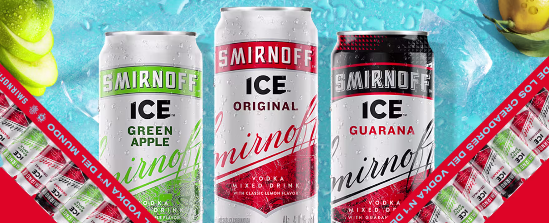 La imagen muestra tres latas de las variedades de Smirnoff Ice.