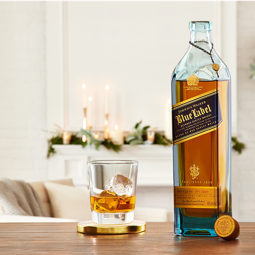 Botella de Johnnie Walker Blue Label con un vaso a su lado