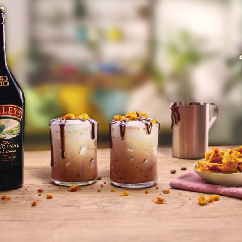 Descubre los mejores lugares en Lima para disfrutar cócteles únicos o anímate a prepararlos en casa con nuestras recetas exclusivas. ¡Celebra con sabor y estilo!