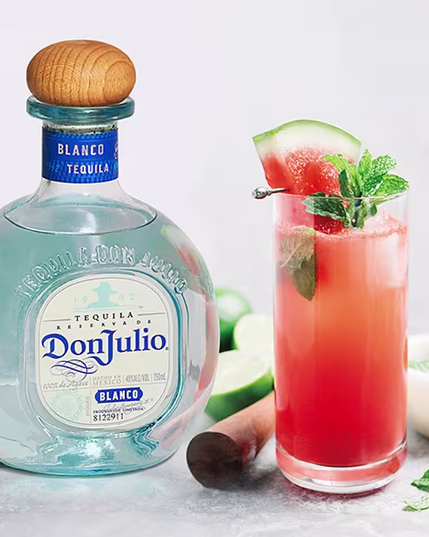 Egy görögdinnye margarita koktél highball pohárban.