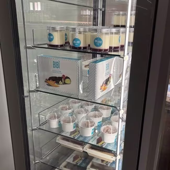 Vitrina de Bibi e Bibò Majadahonda con postres en tarro, tarrinas y cajas de helado listas para llevar.
