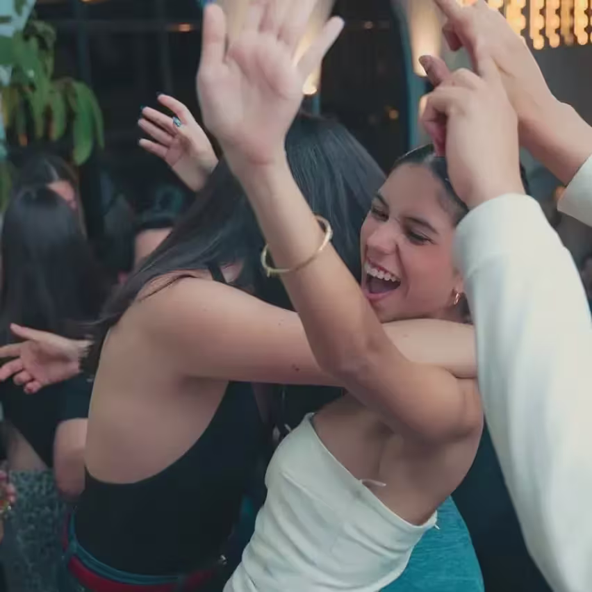 Mujeres bailando en Ondo Bar