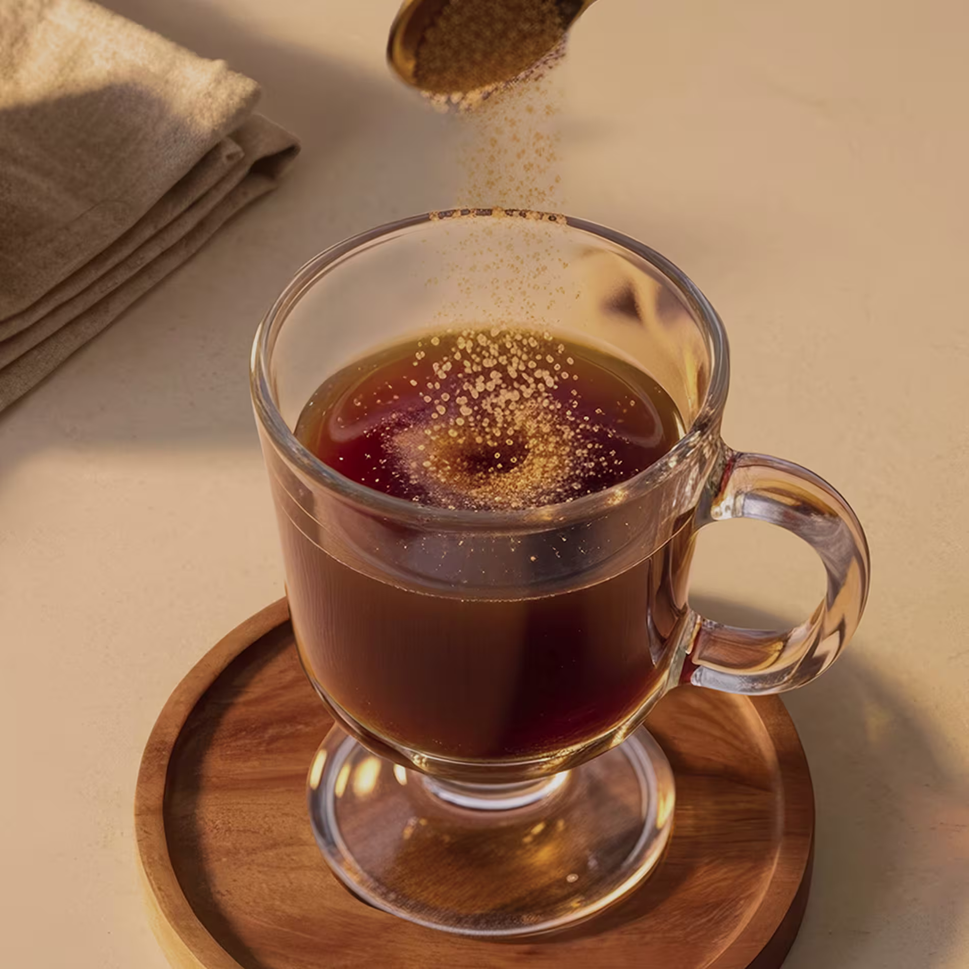 Cukrot öntenek egy ír kávékoktélba.