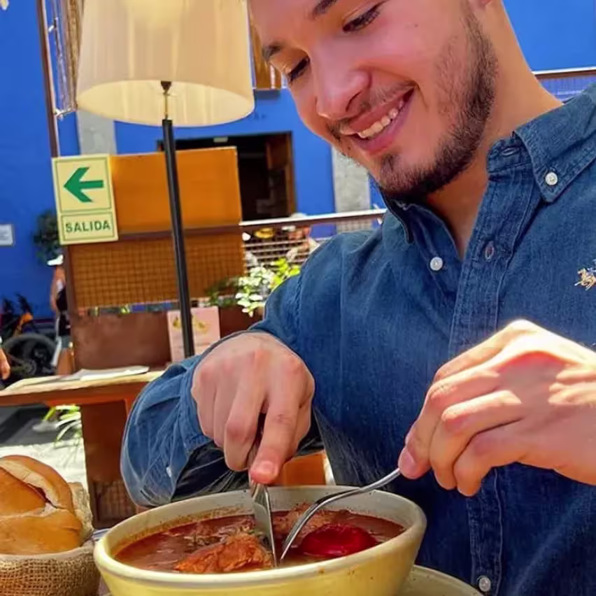 Una persona probando un plato en Tanta