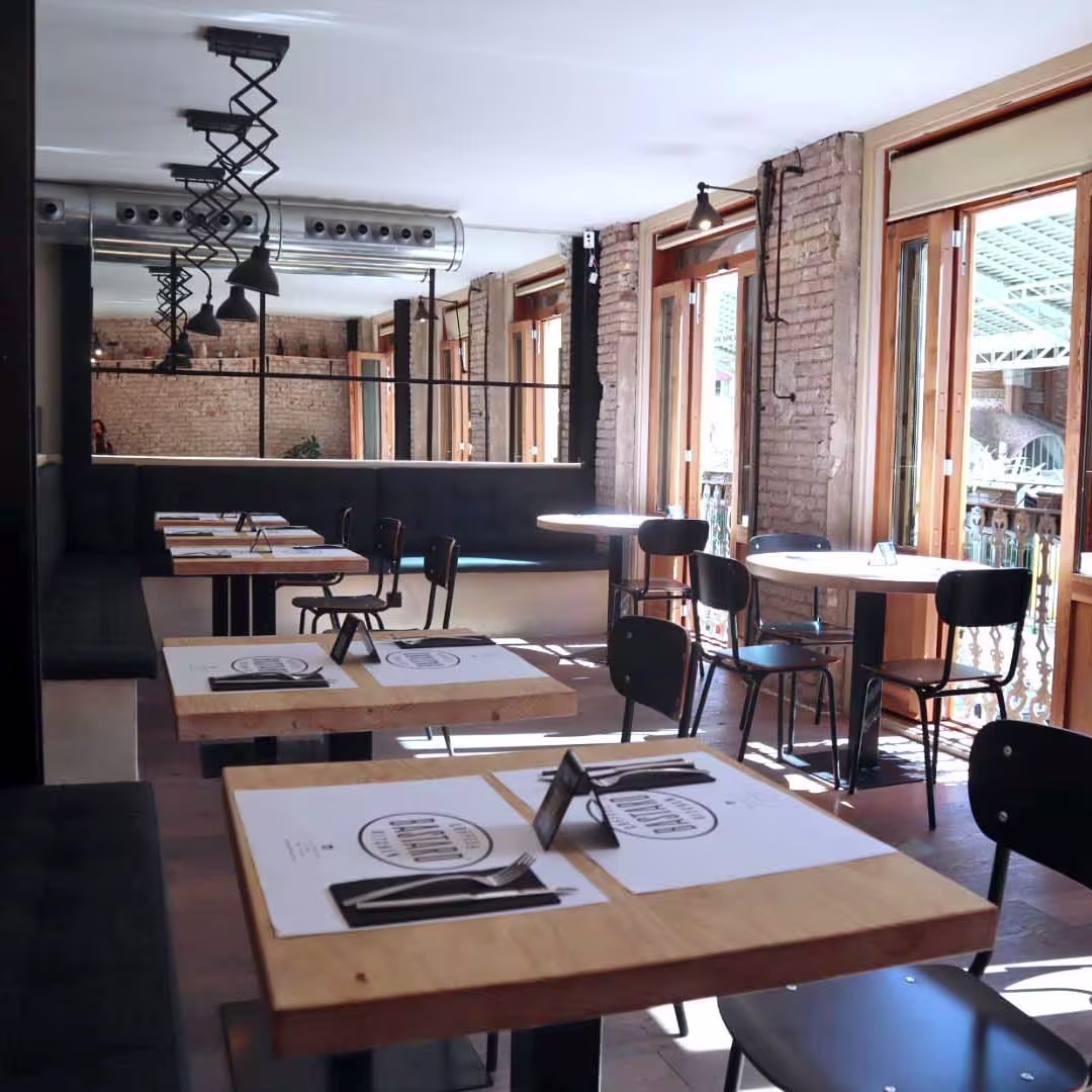 Ladrillo visto, madera clara y luz natural en Bastard Coffee & Kitchen. Un espacio cálido para comer con calma.