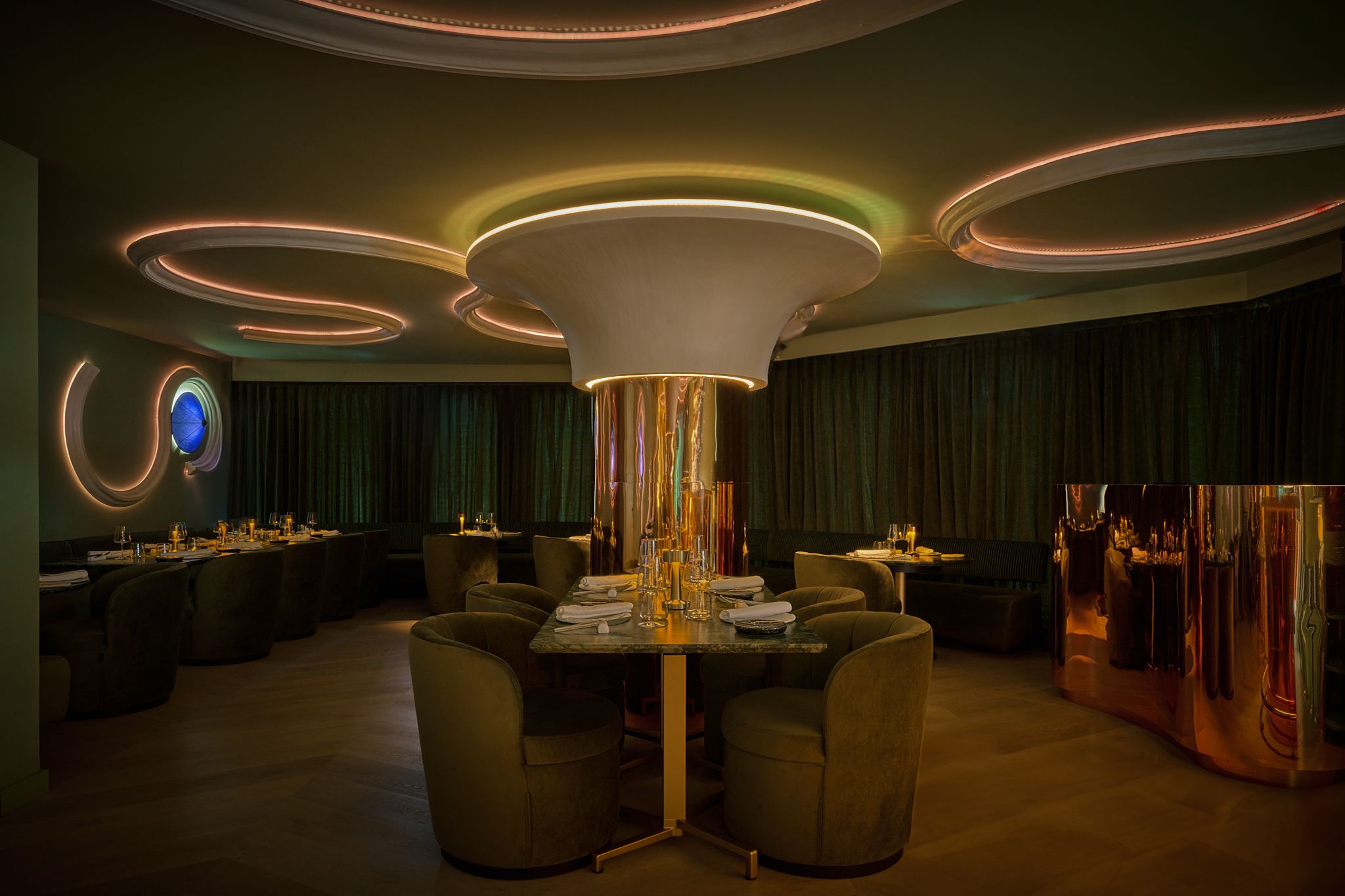 Ambiente exclusivo de Viso 94, con iluminación sofisticada y mobiliario elegante, perfecto para una experiencia gastronómica de lujo.