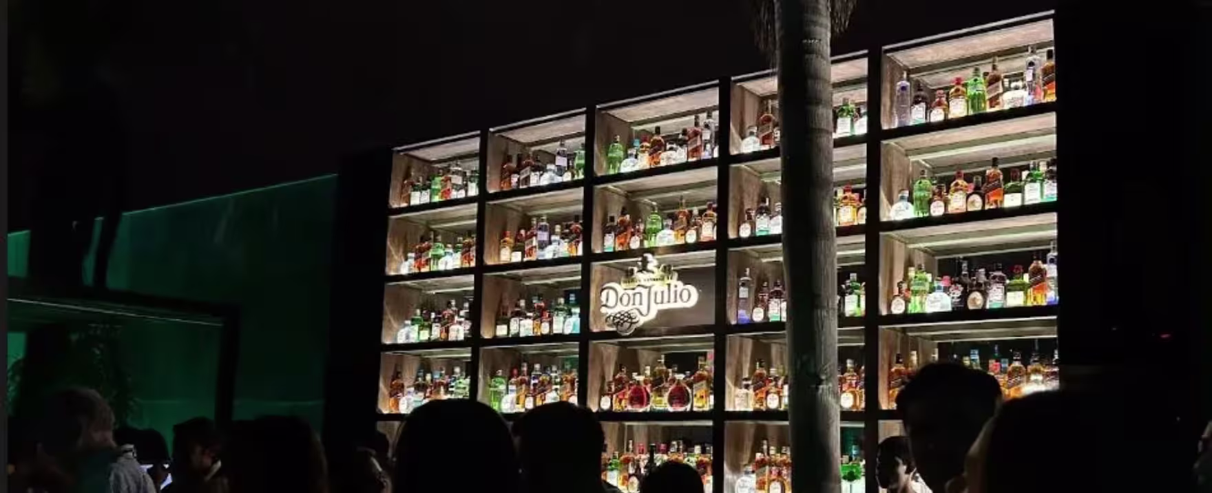 En la imagen se ve la barra de Café del mar Asia, con la estantería de Don Julio iluminada.