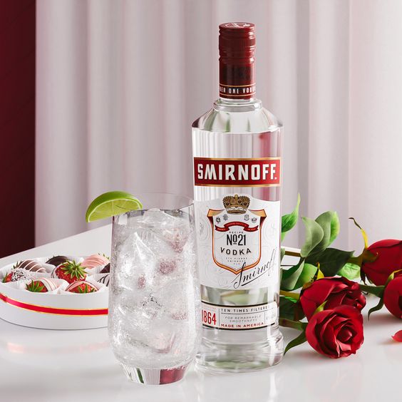 Imagen de una fiesta en la cual en el centro hay una barra circular de la marca Johnnie Walker. Además, algunas plantas alrededor