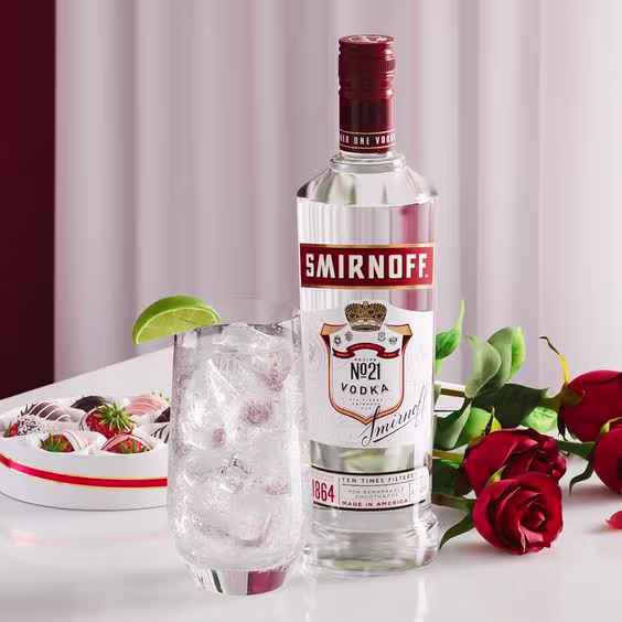 Imagen de una fiesta en la cual en el centro hay una barra circular de la marca Johnnie Walker. Además, algunas plantas alrededor