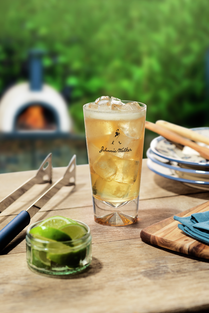 La imagen muestra un vaso largo con el cóctel Whisky Highball.