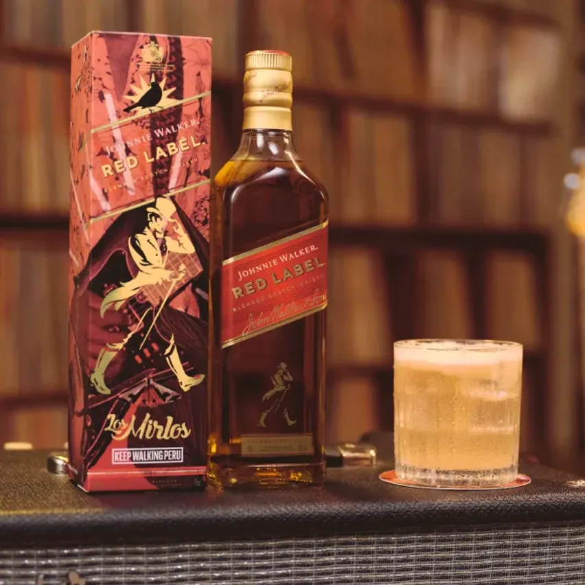 Caja con el logo de Keep Walking de Johnnie Walker