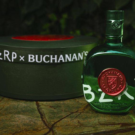 Whisky Buchanan’s con le logo de Bizarrap 
