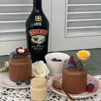 Jars de Mousse de chocolate con una botella de Baileys