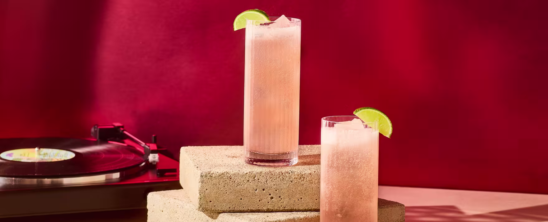 La imagen muestra dos cócteles  al rededor de la botella de Tequila Don Julio blanco.