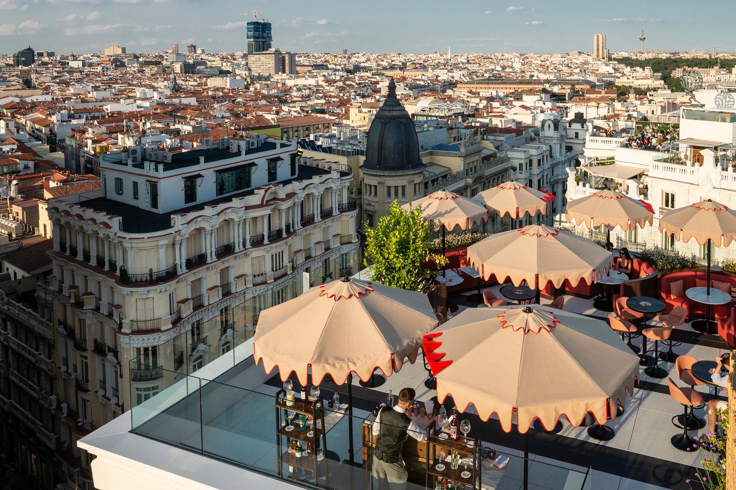 Terraza de El Cielo de Chicote en el Hotel Hilton Montera, con vistas panorámicas de Madrid, sombrillas elegantes y un ambiente exclusivo.