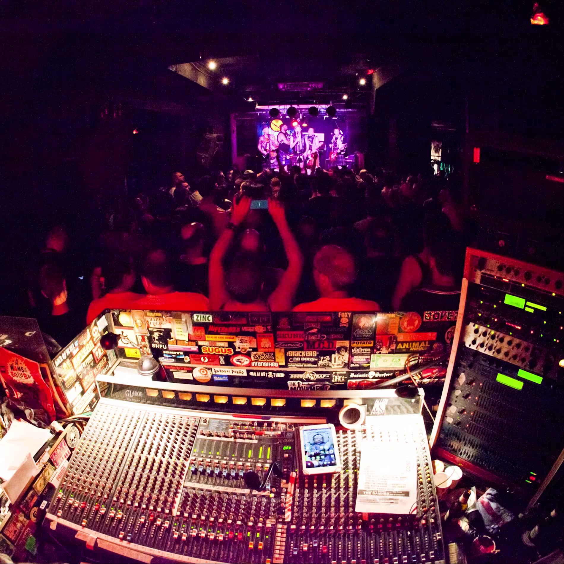 Gruta 77 es un templo del rock, punk y ska con conciertos en vivo, una atmósfera underground y noches inolvidables para los amantes de la música.