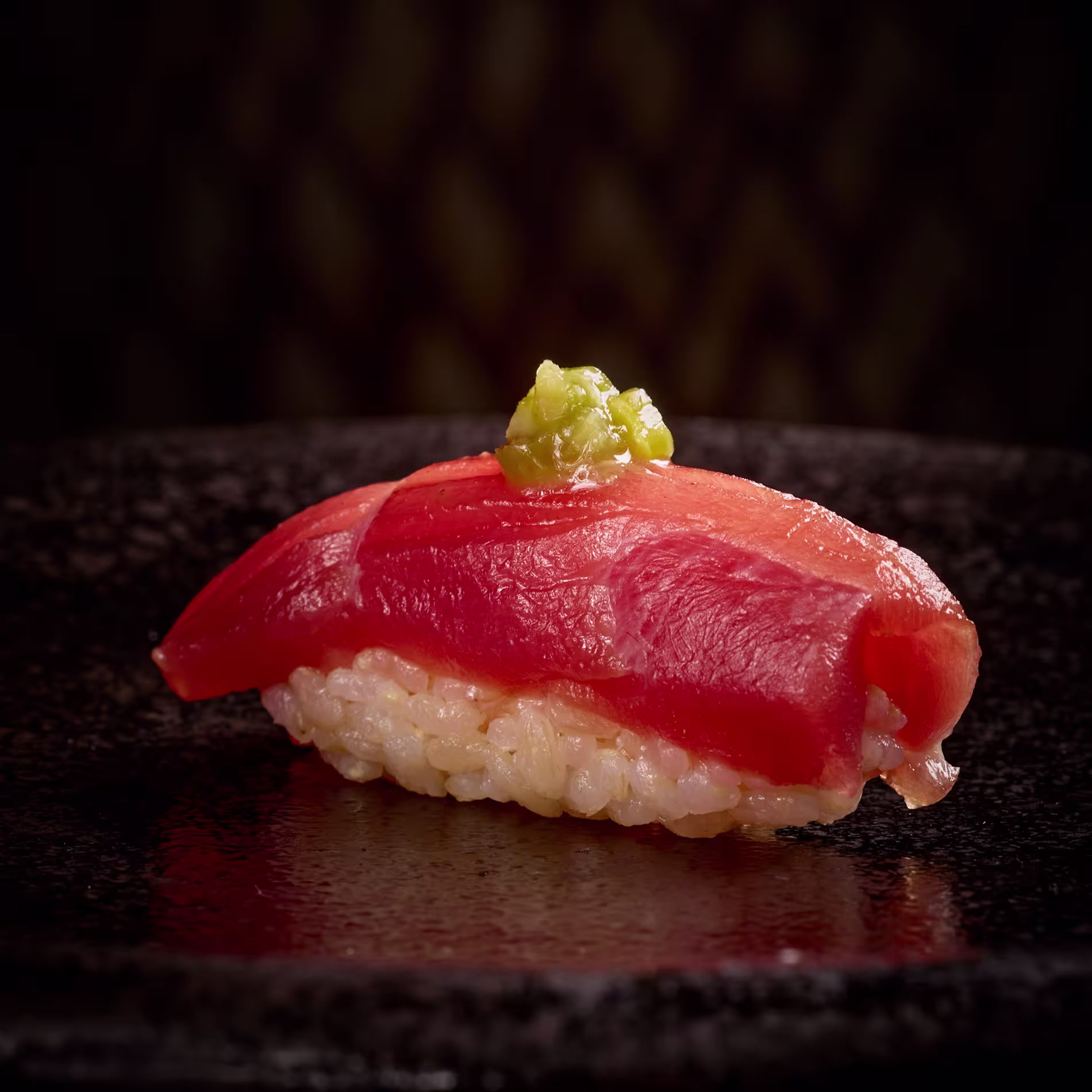 Salvaje Velázquez fusiona la alta cocina japonesa con un toque vibrante y creativo, ofreciendo piezas únicas como su nigiri de atún con wasabi fresco.