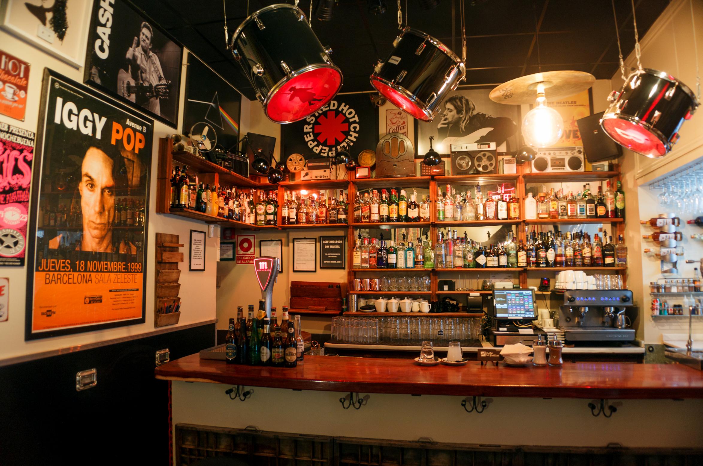 The Bar | Café La Palma - Barra decorada con pósteres de música en Café La Palma, Madrid, reflejando su ambiente rockero y alternativo.