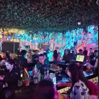 Personas en un bar