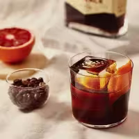 La imagen muestra un Vaso Rocks pequeño lleno de Singleton Cold Fashioned 