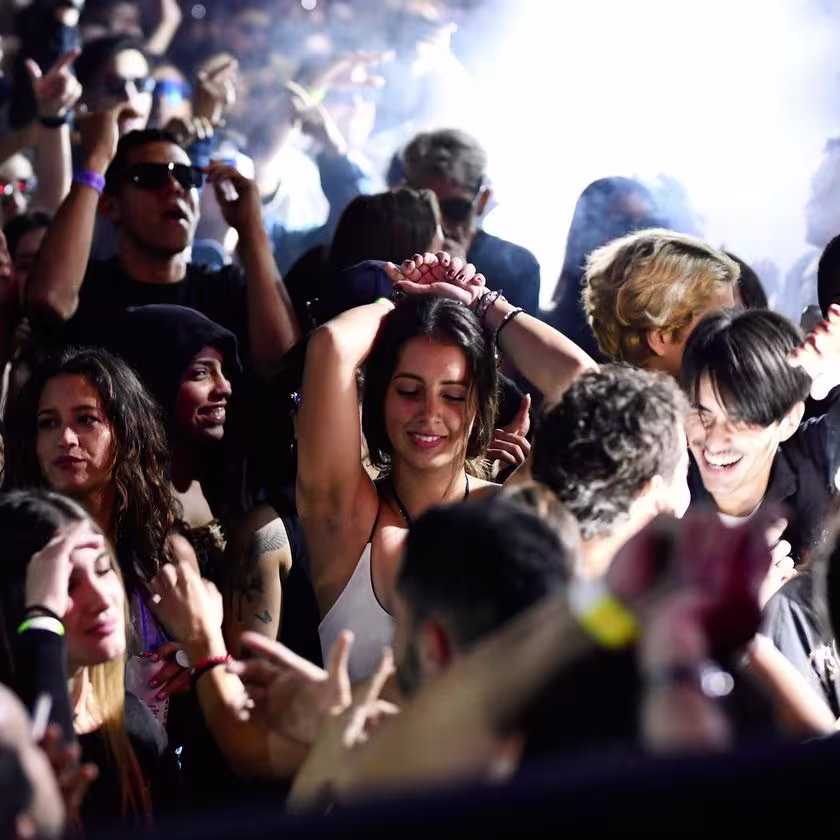 Imagen de gente bailando y riendo en la pista de baile