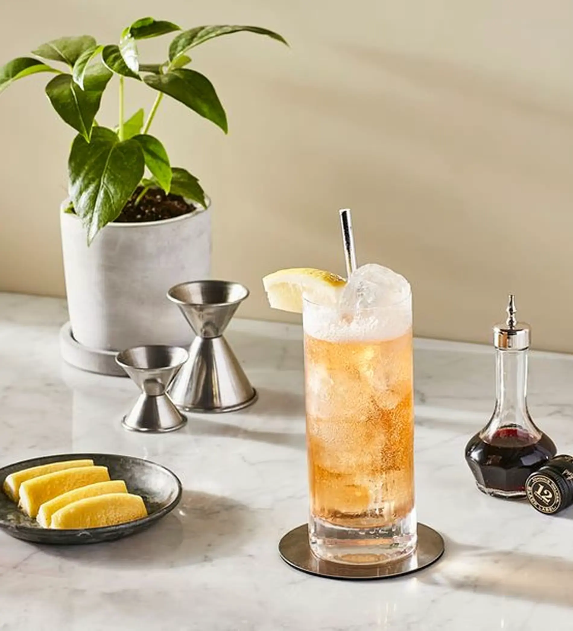primer plano de la etiqueta johnnie walker gold label reserve junto a otras botellas