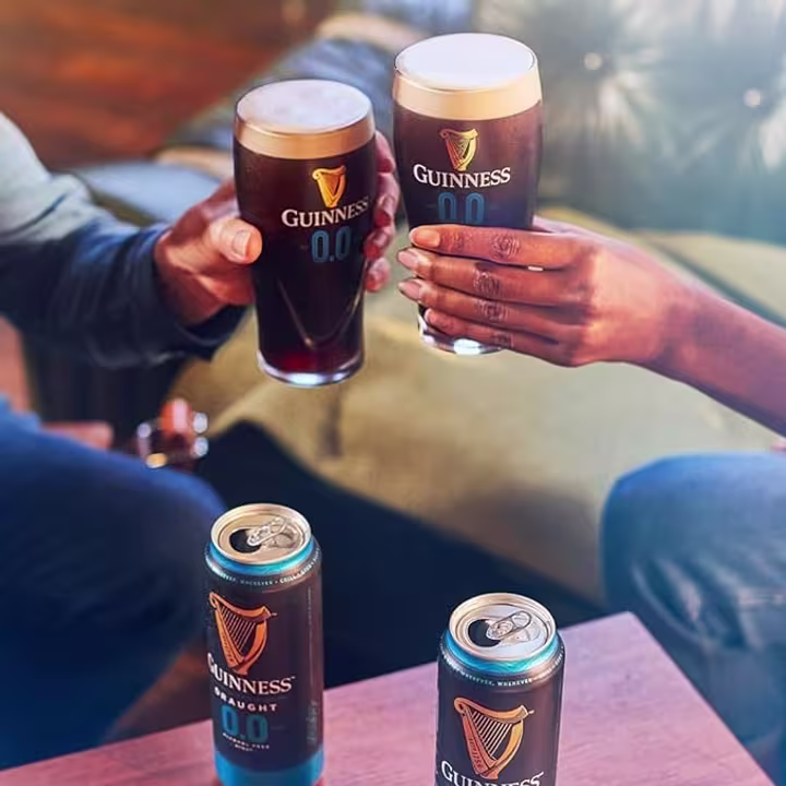 Guinness Draught 0.0% cans and glasses