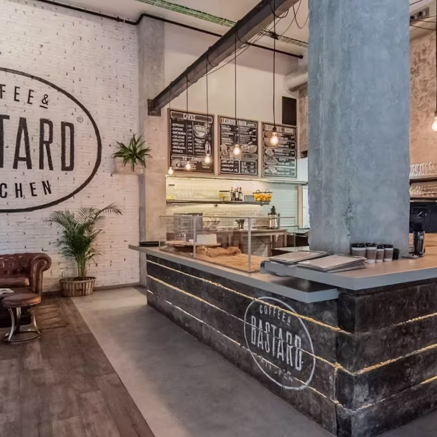 Bastard Coffee & Kitchen combina estilo industrial y calidez con su barra de hormigón, paredes de ladrillo blanco y carta de especialidades a la vista.