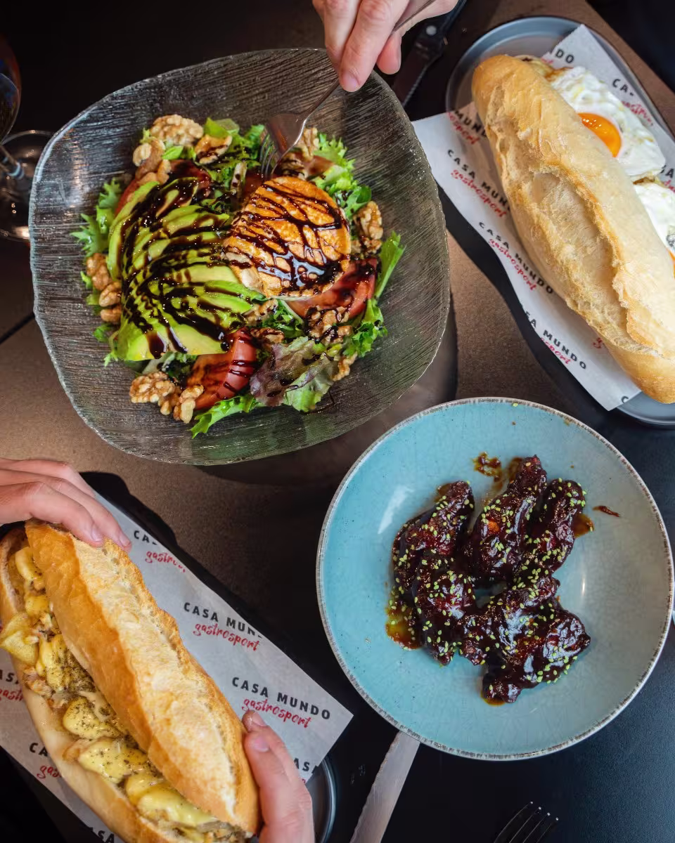Bocatas generosos, ensaladas con chispa y alitas para chuparse los dedos. Casa Mundo GastroSport lo tiene todo para saborear cada jugada.