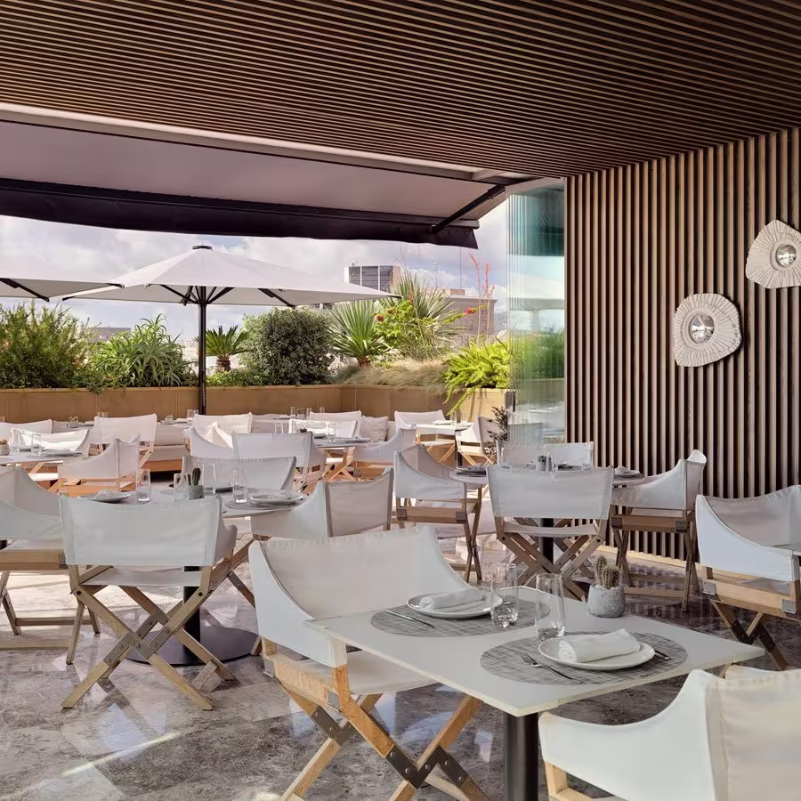 Mood Rooftop Bar, un ambiente elegante al aire libre, ideal para disfrutar de un cóctel rodeado de una decoración minimalista y vistas relajantes.