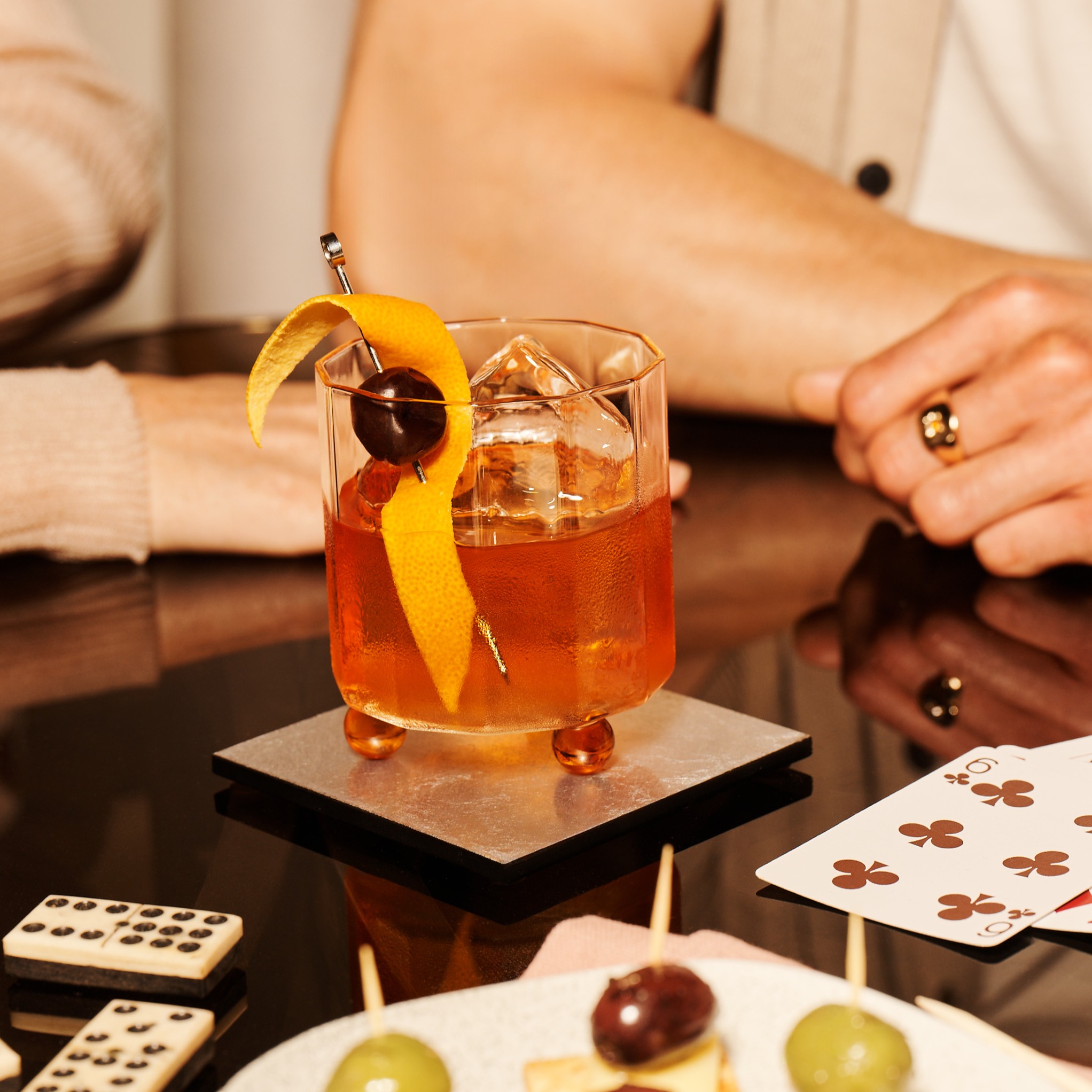 La imagen muestra una copa de champán llena Scotch Manhattan de 