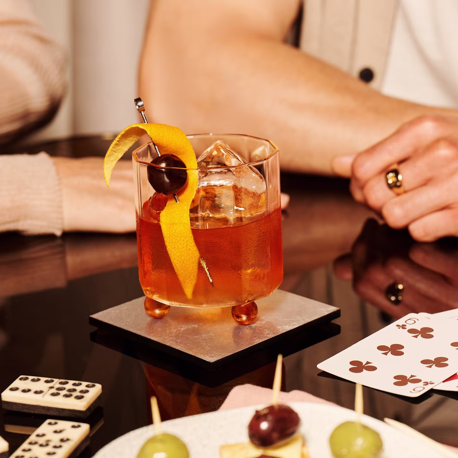 La imagen muestra una copa de champán llena Scotch Manhattan de 