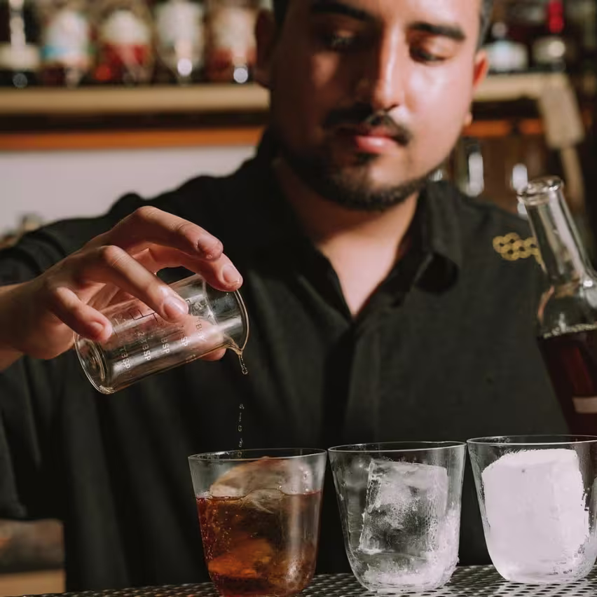 Bartender preparando un cóctel