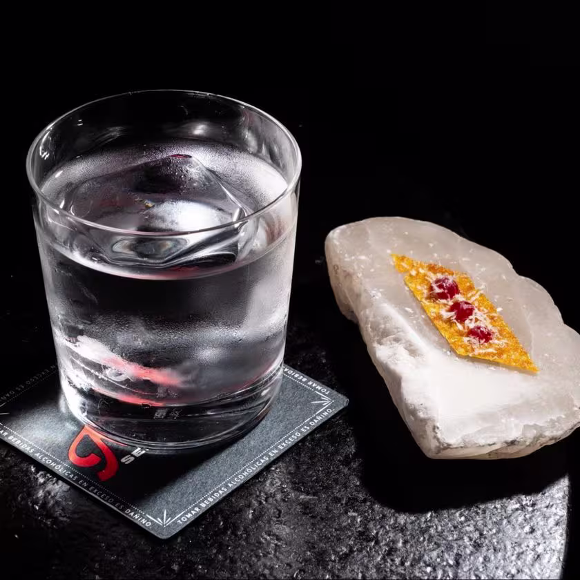 En la imagen se ve el cóctel White Negroni.