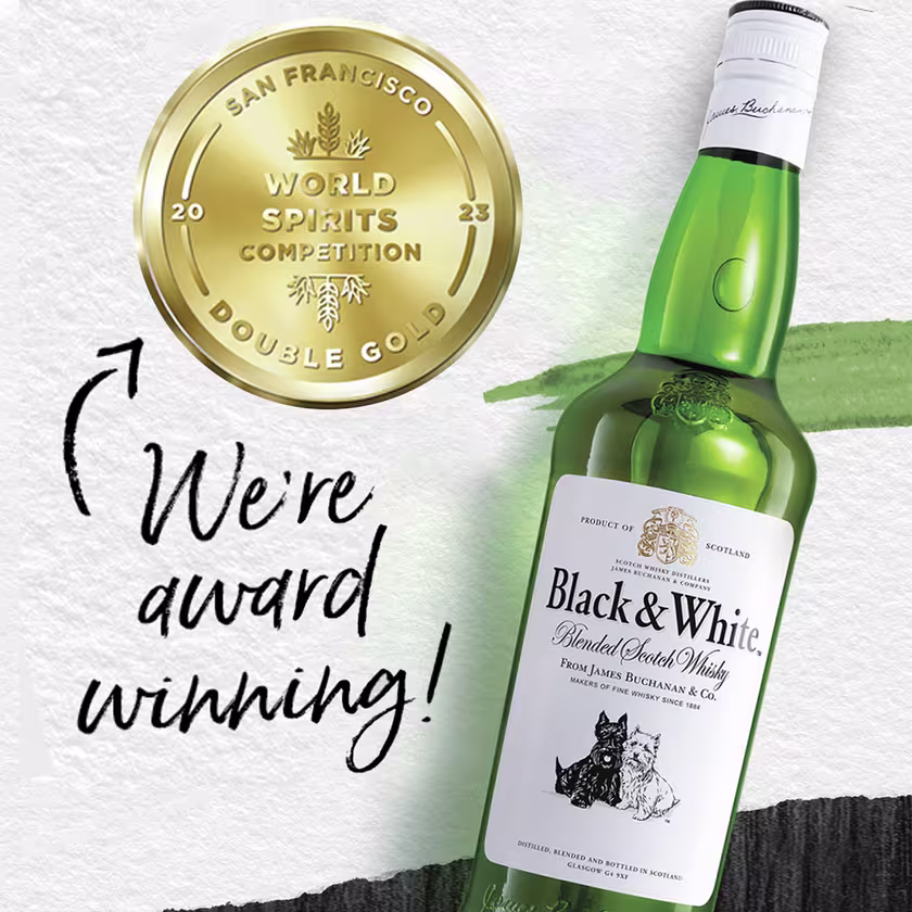 La imagen muestra una medalla dorada de San Francisco World Spirits Competition junto a una botella del whisky Black & White.