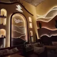 La imagen muestra la decoración de Don Jului en el bar
