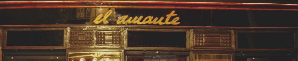 Fachada de El Amante con iluminación cálida y detalles vintage que evocan un ambiente íntimo y acogedor