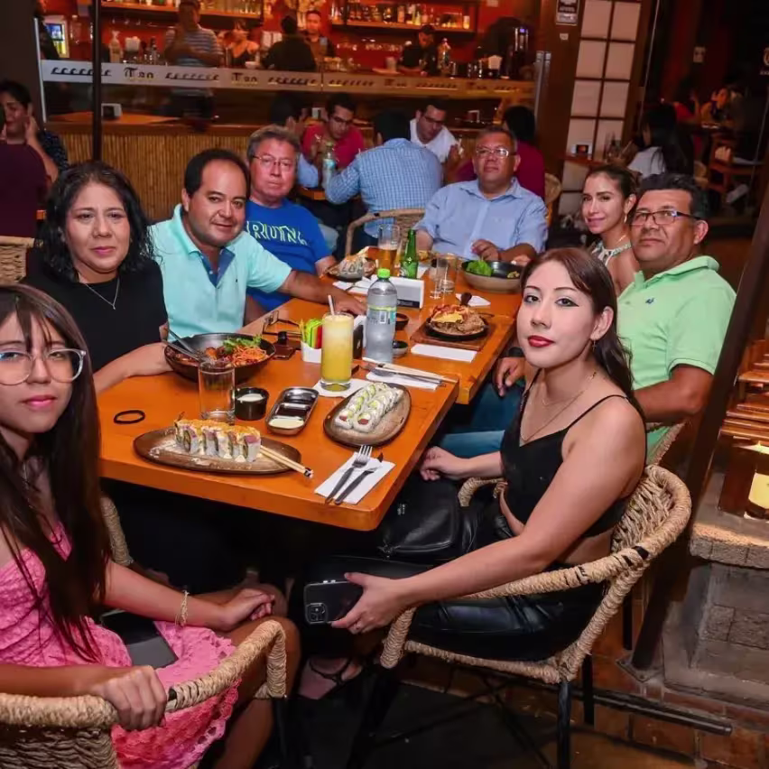 Personas comiendo en TAO