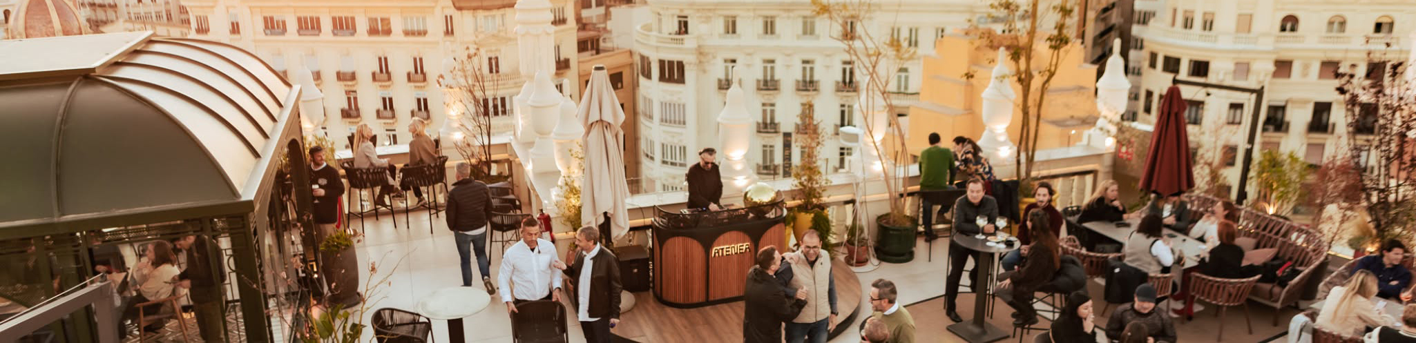 Atenea Sky ofrece vistas privilegiadas y ambiente chill para disfrutar del atardecer con música y buena compañía.