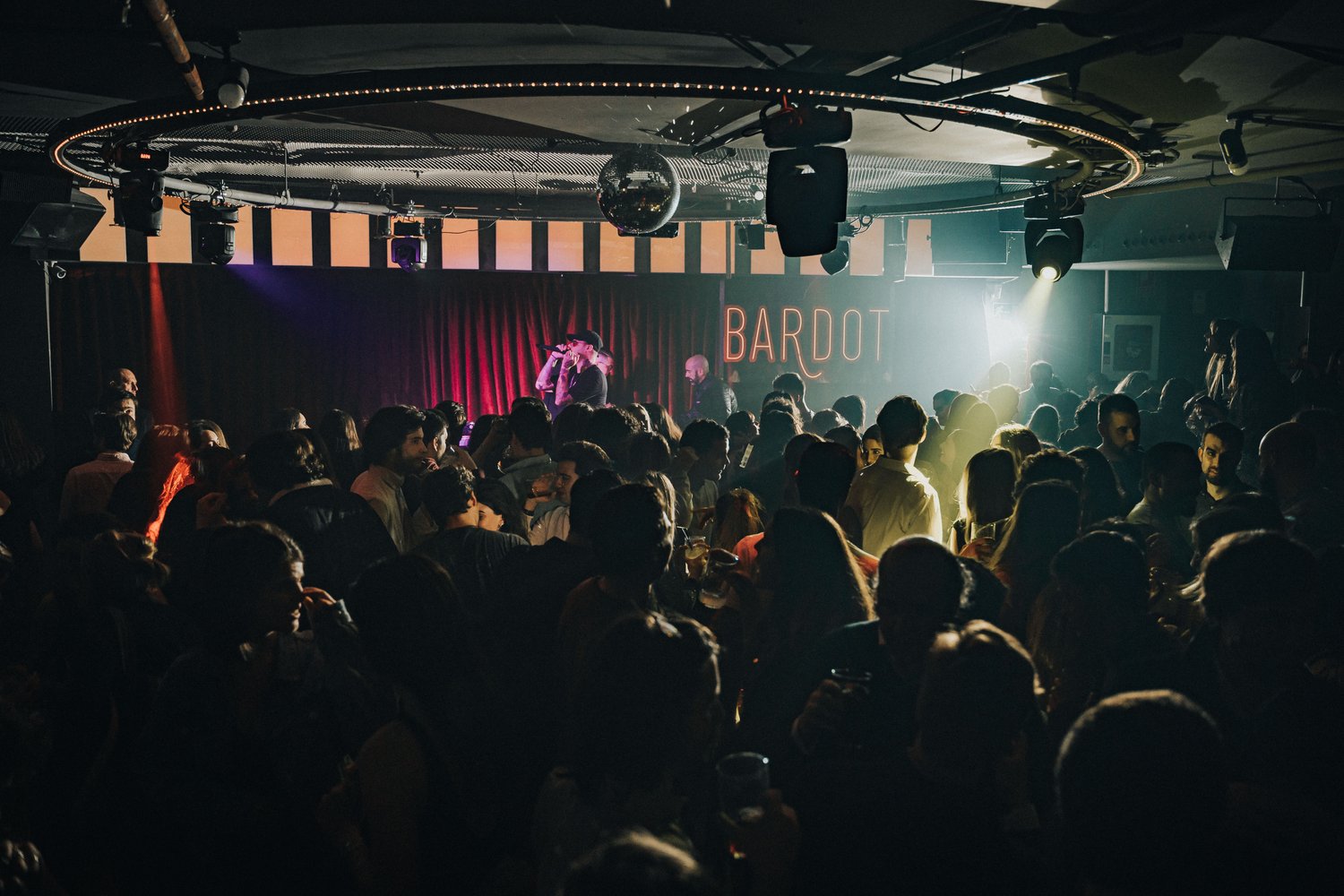 Bardot es un vibrante club nocturno donde la música, luces y una multitud animada se fusionan en una atmósfera única para disfrutar de la noche.
