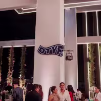 En la imagen se ve el logo de DTYF  y gente disfrutando del evento.