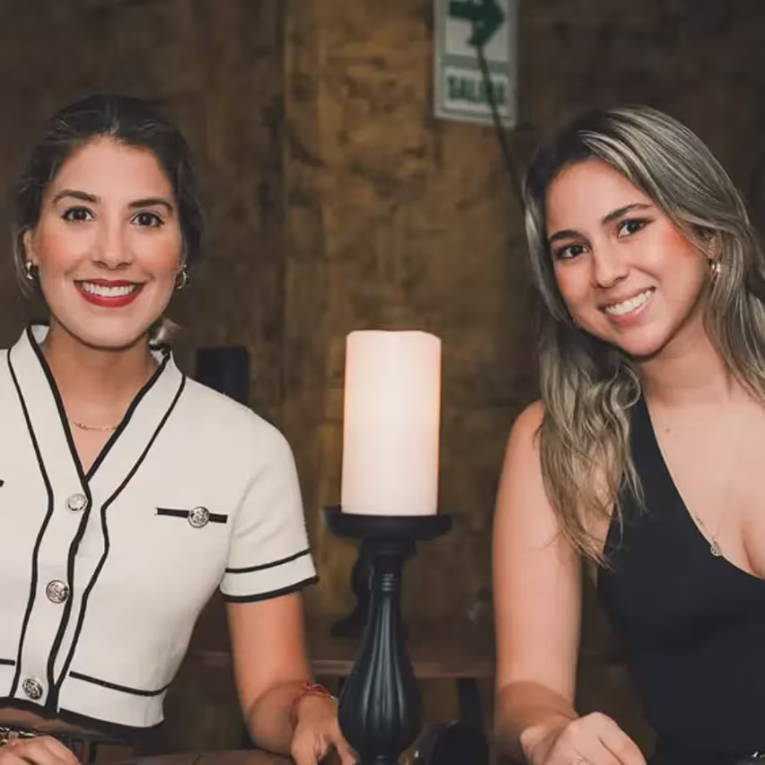 Dos mujeres posando para una foto