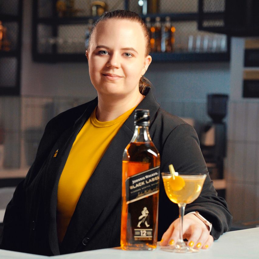 Anna Bar tender