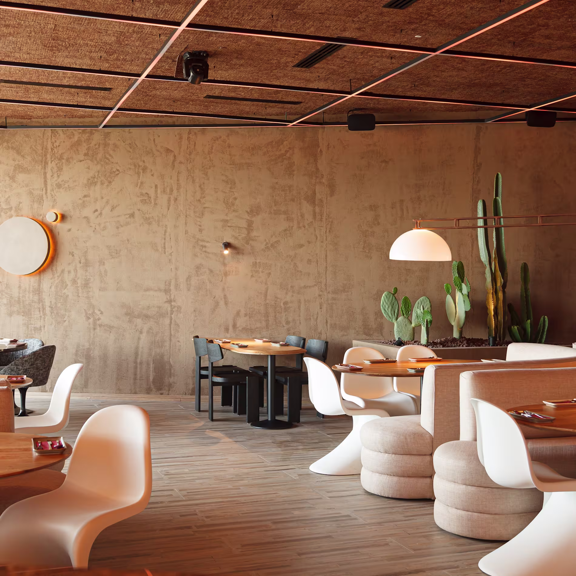 80 Grados Valdebebas iluminado en tonos ámbar, con barra circular, detalles dorados y un ambiente sofisticado y acogedor para la noche.