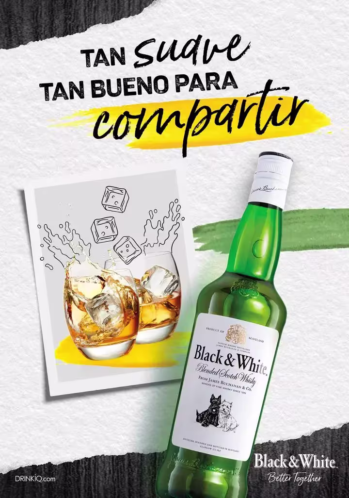 La imagen muestra una botella de whisky Black & White y dos vasos rellenos con cócteles preparados con dicho destilado.