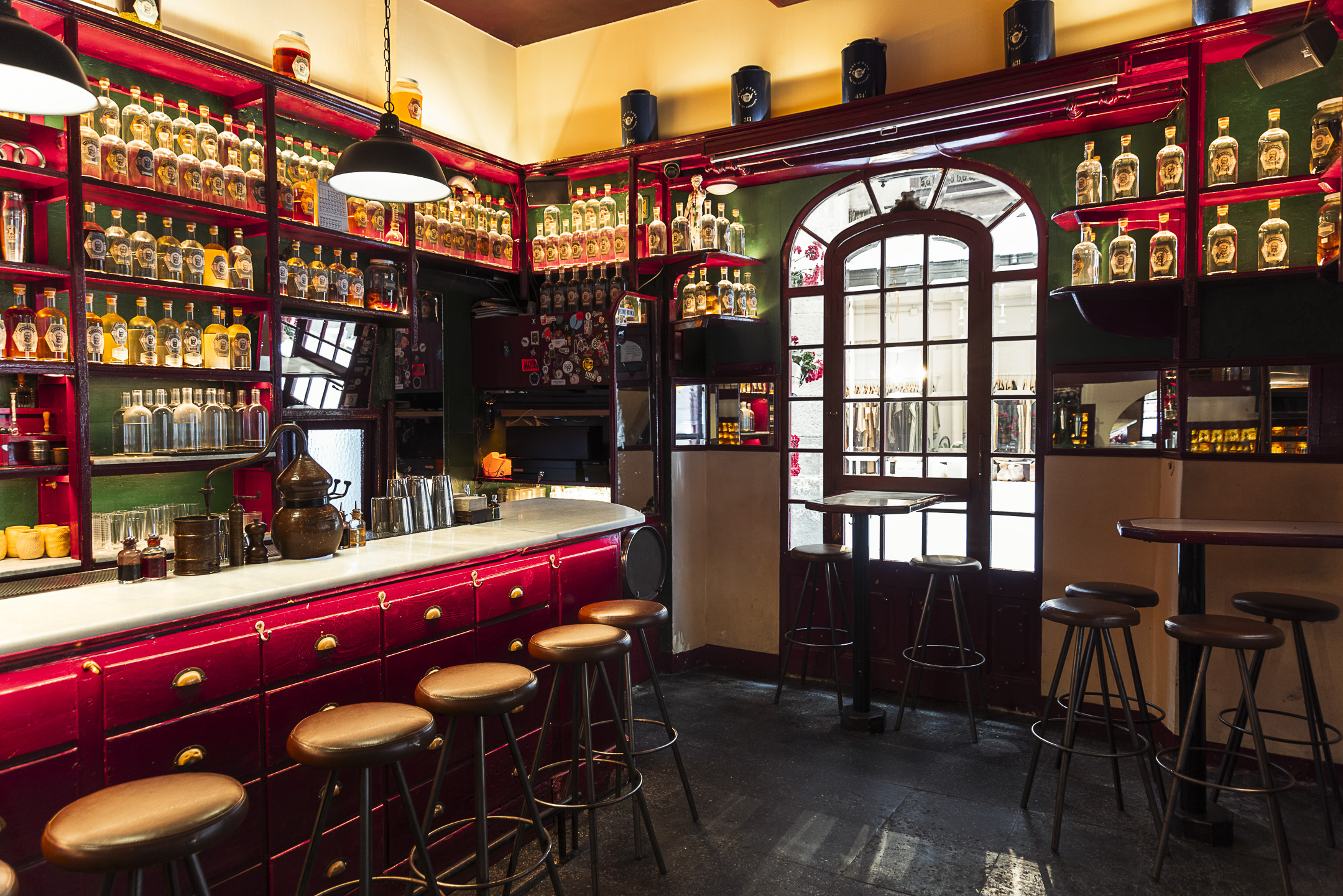 Dr. Stravinsky,  un bar íntimo con estanterías iluminadas que destacan sus ingredientes únicos y un diseño cálido.
