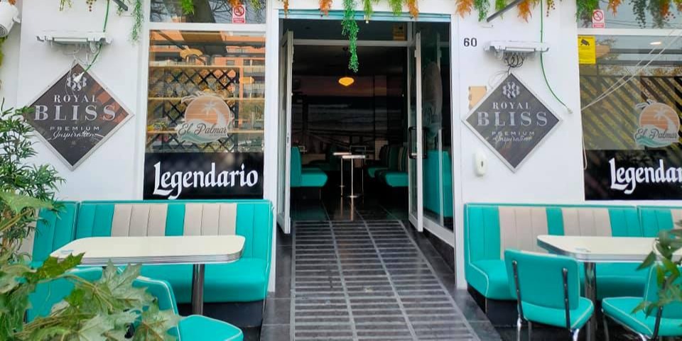 El Palmar Montequinto ofrece un espacio fresco y acogedor con toques modernos, ideal para disfrutar de momentos relajados y buena compañía.